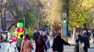 Almaty City Video 5 Kasım 2023. Almaty 'deki Arbat Bulvarı, Zhibek Zholy Caddesi. Panfilov Yürüyen Sokak