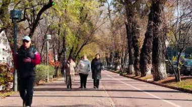 Almaty CIty Zaman Çizelgesi 14 Kasım 2023. Almaty, Kazakistan, Abay Caddesi.