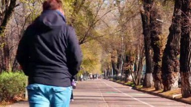 Almaty CIty Zaman Çizelgesi 14 Kasım 2023. Almaty, Kazakistan, Abay Caddesi.