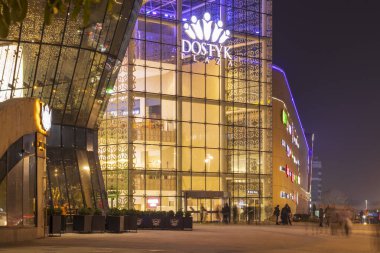  Almaty City 17 Kasım 2023. Almaty şehrindeki modern bina. Dostyk Plaza Alışveriş Merkezi