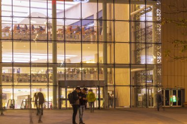  Almaty City 17 Kasım 2023. Almaty şehrindeki modern bina. Dostyk Plaza Alışveriş Merkezi
