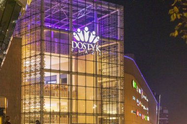  Almaty City 17 Kasım 2023. Almaty şehrindeki modern bina. Dostyk Plaza Alışveriş Merkezi