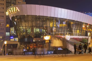  Almaty City 17 Kasım 2023. Almaty şehrindeki modern bina. Dostyk Plaza Alışveriş Merkezi