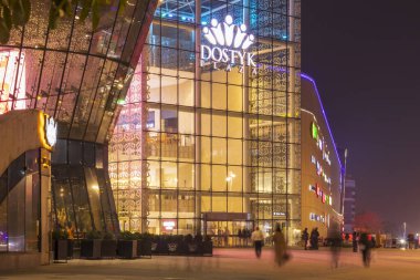  Almaty City 17 Kasım 2023. Almaty şehrindeki modern bina. Dostyk Plaza Alışveriş Merkezi