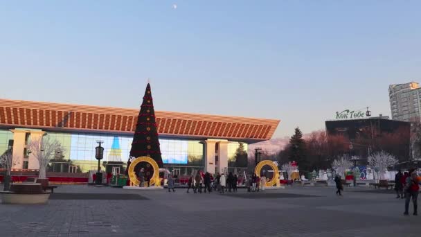 2023年12月22日阿拉木图市时间 哈萨克斯坦 阿拉木图 Dostyk大道 位于中央广场的共和国宫 — 图库视频影像