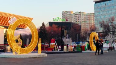 Almaty City Video 22 Aralık 2023. Kazakistan, Almaty, Dostyk Caddesi. Merkez kare.