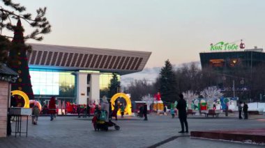 Almaty City Video 22 Aralık 2023. Kazakistan, Almaty, Dostyk Caddesi. Cumhuriyet Sarayı merkez meydanda.