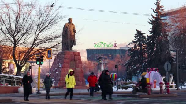 Video Kota Almaty Desember 2023 Kazakhstan Almaty Dostyk Avenue Monumen — Stok Video
