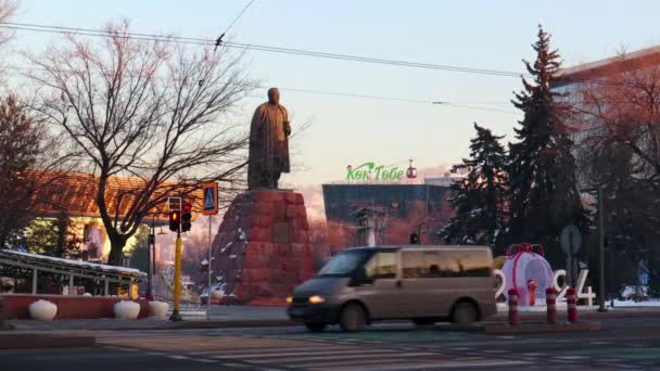 2023年12月22日阿拉木图市视频 哈萨克斯坦 阿拉木图 Dostyk大道 哈萨克著名诗人 作家Abay Kunanbayevat中心广场纪念碑 — 图库视频影像