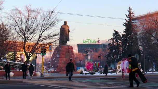 Almaty City Video Dezembro 2023 Cazaquistão Almaty Dostyk Avenue Monumento — Vídeo de Stock