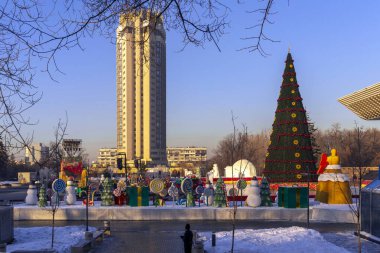 Almaty City 22 Aralık 2023. Kazakistan, Almaty, Dostyk Caddesi. Kazakistan 'ın Almaty şehrindeki Kazakistan Oteli. Almaty 'deki en popüler bina.