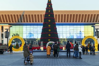 Almaty City 22 Aralık 2023. Kazakistan, Almaty, Dostyk Caddesi. Cumhuriyet Sarayı merkez meydanda.