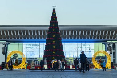 Almaty City 22 Aralık 2023. Kazakistan, Almaty, Dostyk Caddesi. Cumhuriyet Sarayı merkez meydanda.