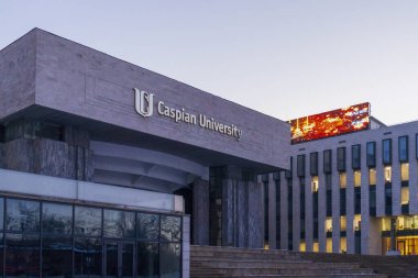 Almaty City 22 Aralık 2023. Kazakistan, Almaty, Dostyk Caddesi, Hazar Üniversitesi