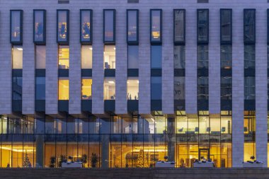 Almaty City 22 Aralık 2023. Kazakistan, Almaty, Dostyk Caddesi, Hazar Üniversitesi