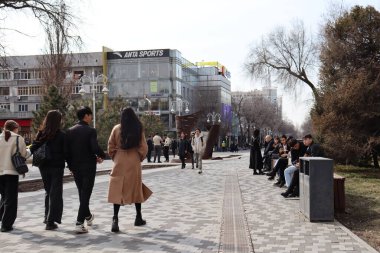 Almaty City 12 Mart 2023. Kazakistan, Almaty, Arbat, Zhibek Zholy Caddesi, Arbat yürüyüş sokağı, Almaty Kazakistan