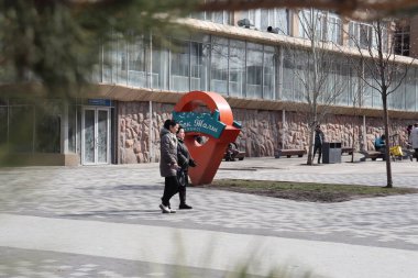 Almaty City 12 Mart 2023. Kazakistan, Almaty, Arbat, Zhibek Zholy Caddesi, Arbat yürüyüş sokağı, Almaty Kazakistan