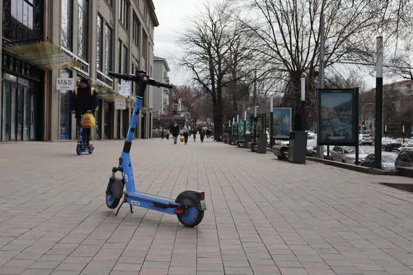 Almaty City 12 Mart 2023. Kazakistan, Almaty, Arbat, Zhibek Zholy Caddesi, Arbat yürüyüş sokağı, Almaty Kazakistan