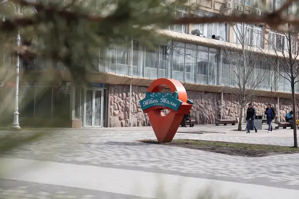 Almaty City 12 Mart 2023. Kazakistan, Almaty, Arbat, Zhibek Zholy Caddesi, Arbat yürüyüş sokağı, Almaty Kazakistan