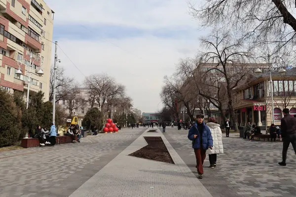 Almaty City 12 Mart 2023. Kazakistan, Almaty, Arbat, Zhibek Zholy Caddesi, Arbat yürüyüş sokağı, Almaty Kazakistan