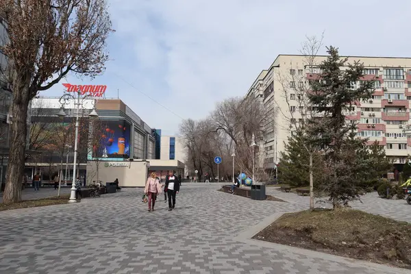 Almaty City 12 Mart 2023. Kazakistan, Almaty, Arbat, Zhibek Zholy Caddesi, Arbat yürüyüş sokağı, Almaty Kazakistan