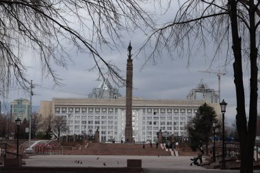 Kazakistan 'daki Almaty City' nin merkez meydanı. 27 Mart 2024