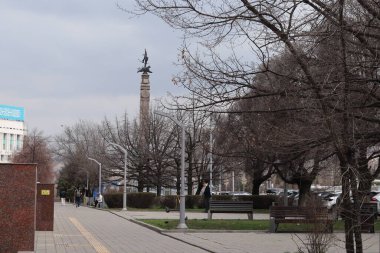 Kazakistan 'daki Almaty City' nin merkez meydanı. 27 Mart 2024