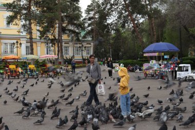 Almaty Şehri Kazakistan. 23 Nisan 2024. Gogol Caddesi. 28 Panfilov Muhafız Parkı. Yükseliş Katedrali. Rus Ortodoks Katedrali