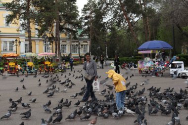 Almaty Şehri Kazakistan. 23 Nisan 2024. Gogol Caddesi. 28 Panfilov Muhafız Parkı. Yükseliş Katedrali. Rus Ortodoks Katedrali
