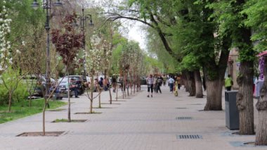 Almaty City Video, Kazakistan. 23 Nisan 2024. Gogol Caddesi, Arbat. 