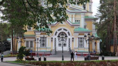 Almaty City Video, Kazakistan. 23 Nisan 2024. Gogol Caddesi. 28 Panfilov Muhafız Parkı. Yükseliş Katedrali. Rus Ortodoks Katedrali