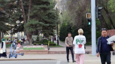 Almaty City Video, Kazakistan. 23 Nisan 2024. Gogol Caddesi. 28 Panfilov Muhafız Parkı