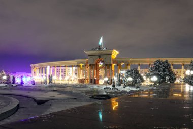 Almaty City Kazakistan 8 Ocak 2025. Al Farabi Caddesi, Almaty 'deki Birinci Başkan Parkı.
