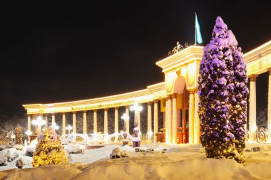 Almaty City Kazakistan 8 Ocak 2025. Al Farabi Caddesi, Almaty 'deki Birinci Başkan Parkı.