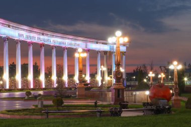 Almaty City Kazakistan 29 Nisan 2024. Al Farabi Caddesi, Almaty 'deki Birinci Başkan Parkı.
