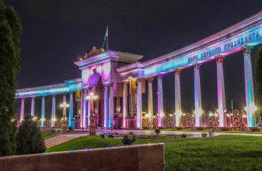 Almaty City Kazakistan 29 Nisan 2024. Al Farabi Caddesi, Almaty 'deki Birinci Başkan Parkı.
