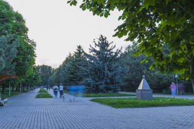Almaty City Kazakistan 8 Mayıs 2025. Al Farabi Caddesi, Almaty 'deki Birinci Başkan Parkı.
