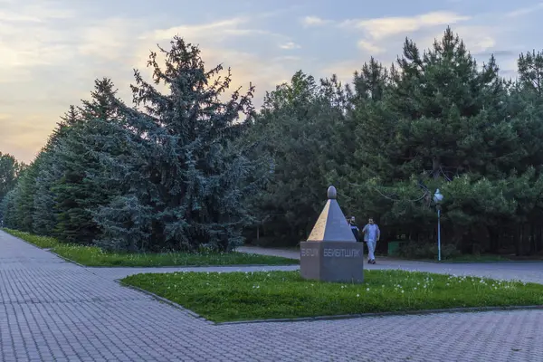 Almaty City Kazakistan 8 Mayıs 2025. Al Farabi Caddesi, Almaty 'deki Birinci Başkan Parkı.