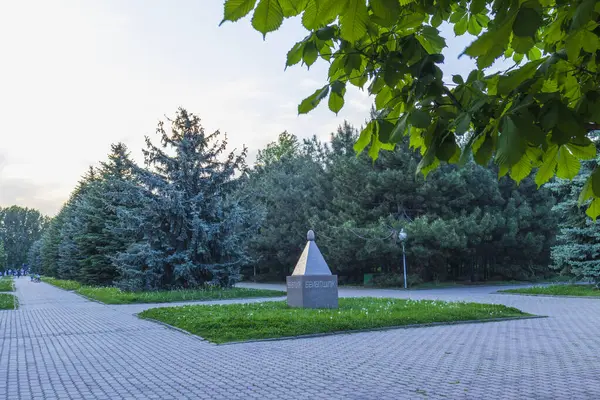 Almaty City Kazakistan 8 Mayıs 2025. Al Farabi Caddesi, Almaty 'deki Birinci Başkan Parkı.