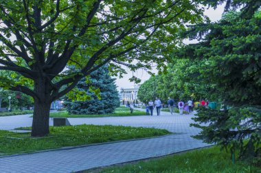 Almaty City Kazakistan 8 Mayıs 2025. Al Farabi Caddesi, Almaty 'deki Birinci Başkan Parkı.