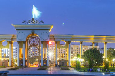 Almaty City Kazakistan 29 Nisan 2025. Al Farabi Caddesi, Almaty 'deki Birinci Başkan Parkı.