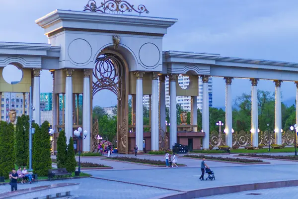 Almaty City Kazakistan 29 Nisan 2025. Al Farabi Caddesi, Almaty 'deki Birinci Başkan Parkı.