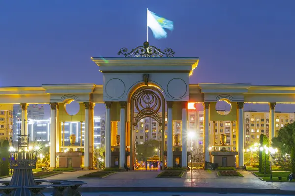 Almaty City Kazakistan 29 Nisan 2025. Al Farabi Caddesi, Almaty 'deki Birinci Başkan Parkı.