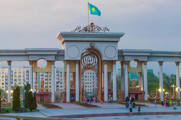 Almaty City Kazakistan 29 Nisan 2025. Al Farabi Caddesi, Almaty 'deki Birinci Başkan Parkı.