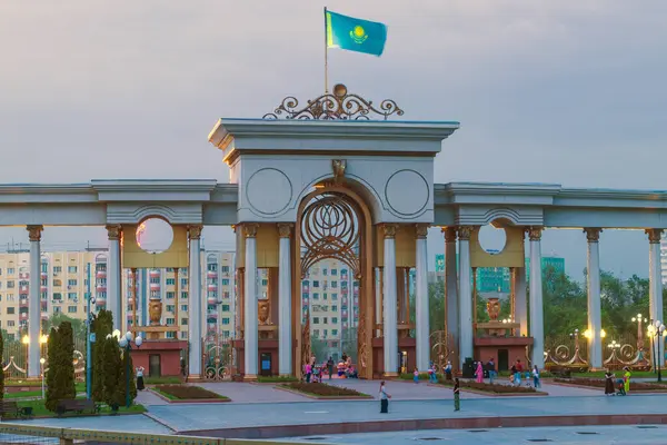 Almaty City Kazakistan 29 Nisan 2025. Al Farabi Caddesi, Almaty 'deki Birinci Başkan Parkı.