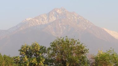 Almaty City Kazakistan 8 Mayıs 2025. Al Farabi Caddesi, Almaty 'deki Birinci Başkan Parkı.