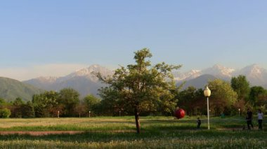Almaty City Kazakistan 8 Mayıs 2025. Al Farabi Caddesi, Almaty 'deki Birinci Başkan Parkı.