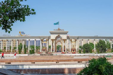 Almaty City Kazakistan 9 Haziran 2024. Al Farabi Caddesi, Almaty 'deki Birinci Başkan Parkı.
