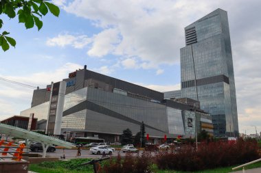 Almaty City Kazakistan, 7 Temmuz 2024. Al Farabi Bulvarı, Esentai Alışveriş Merkezi