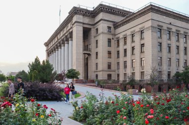 Almaty City Kazakistan 5 Eylül 2024. Almaty 'deki Arbat Bulvarı, Zhibek Zholy Pedestrian Caddesi. Panfilov Yürüyen Sokak